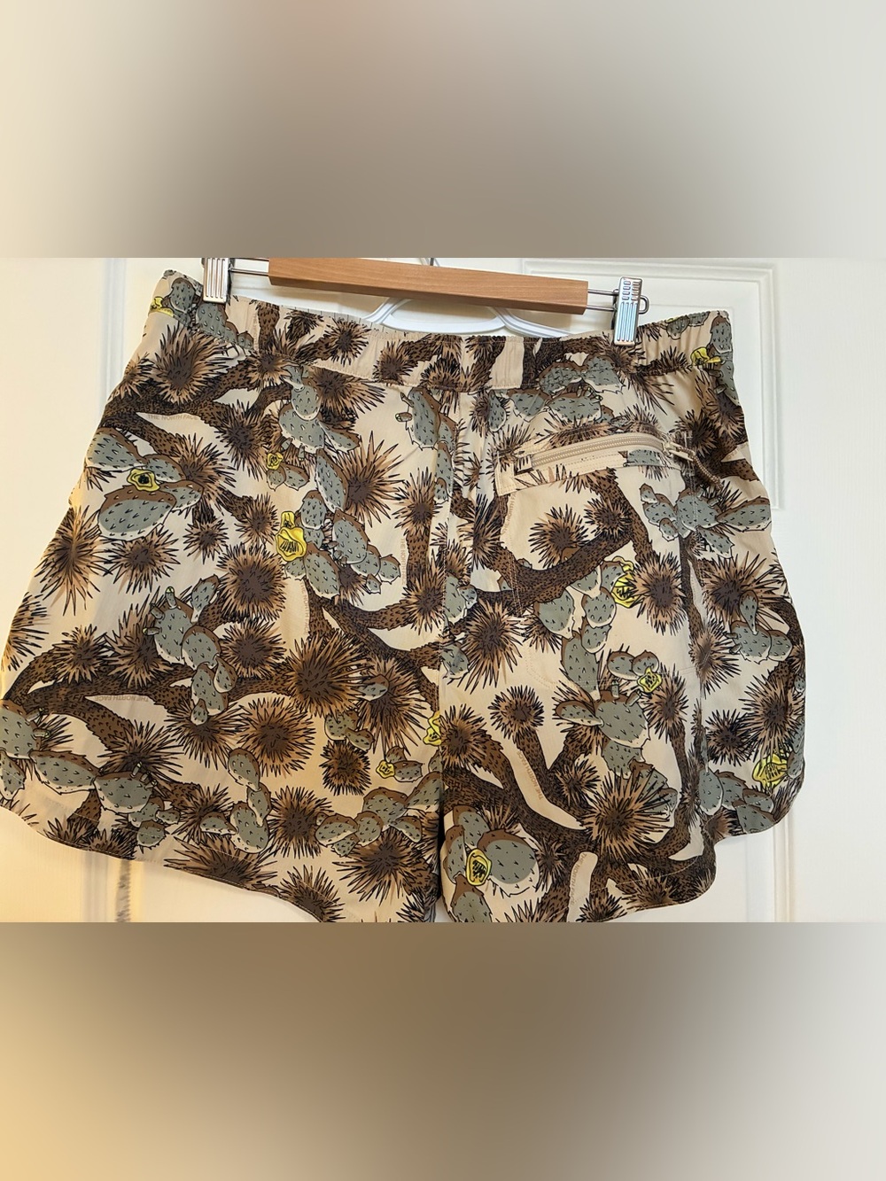 North face shorts - Picture 5 of 7